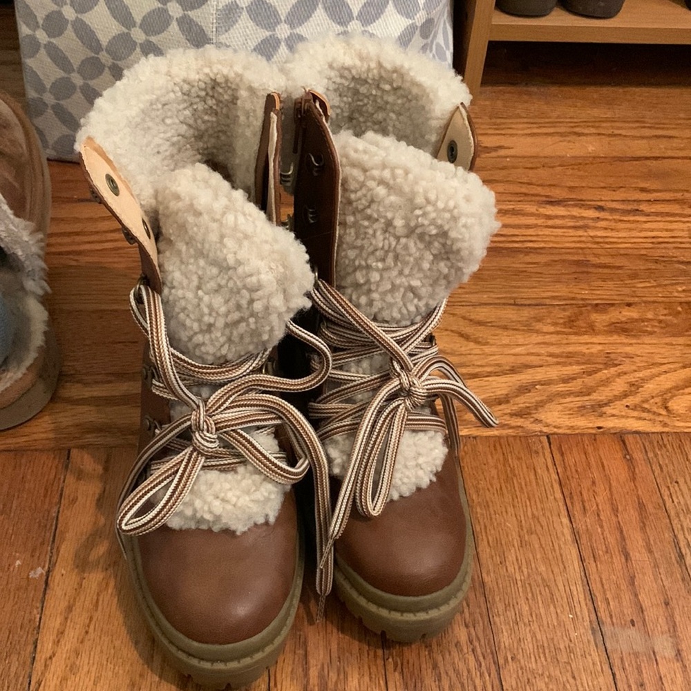 Universal threads fur lined boots